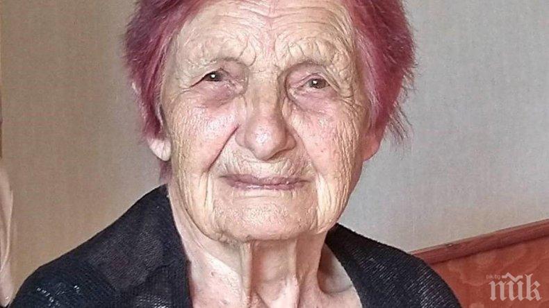 Учителка-столетница с грамота за Деня на народните будители