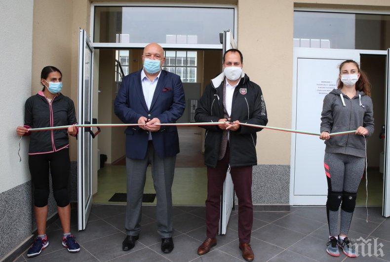 Министър Кралев откри волейболна зала във Враца (СНИМКИ)