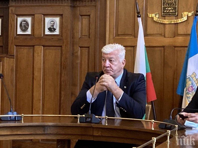 Коронавирусът вкара Зико в болница - кметът на Пловдив приет с висока температура след седмица лечение у дома