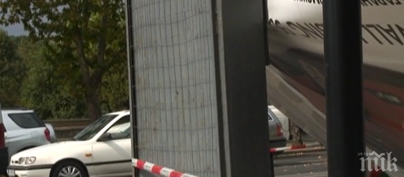 Вятърът събори билборд край деца, рухна пано и до Орлов мост