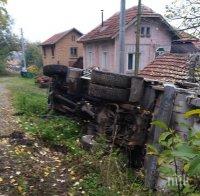 Камион се обърна на метри от къща
