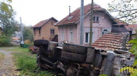 камион обърна метри къща