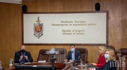 продължават работните срещи ръководството мвр синдикатите снимки