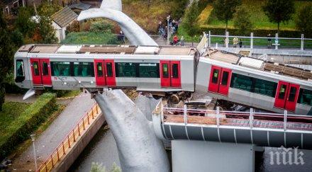 косъм влак метрото ротердам увисна метра водата спаси скулптура видео снимки