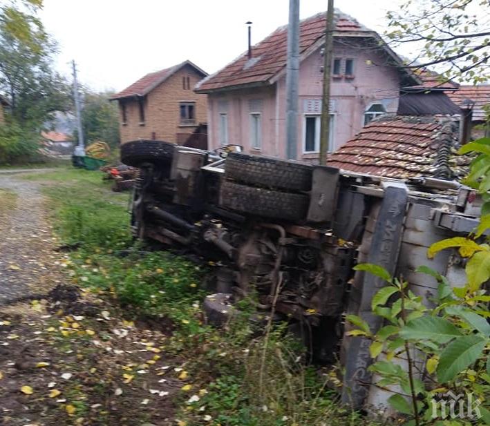 Камион се обърна на метри от къща