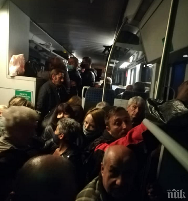MADE IN БДЖ: Пътниците от Своге до София са натъпкани като сардини във влака
