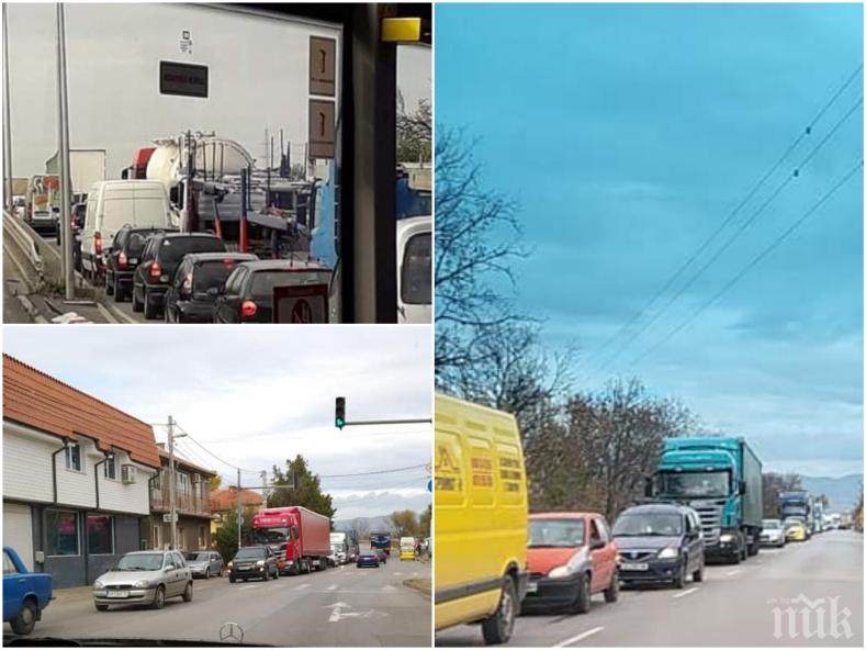 САМО В ПИК: Брутален трафик по пътя София-Своге - няколко километра се взимат за повече от час (СНИМКИ)