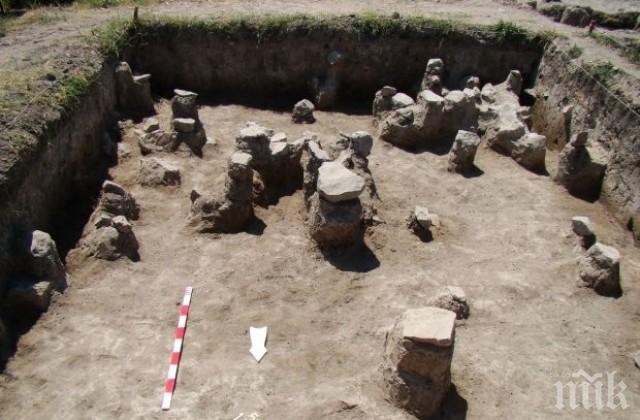Археолози изкопаха близо 60 артефакта от селищна могила до Русе