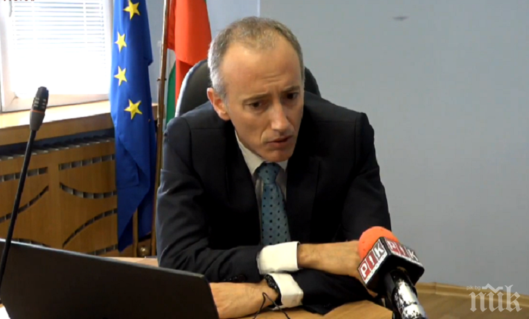 ГОРЕЩА НОВИНА: Министърът на образованието се самоизолира заради контакт със заразен с COVID-19