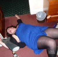 Жена нахълта в леглото на бившия си, нападна го, а полицаи я завариха гола