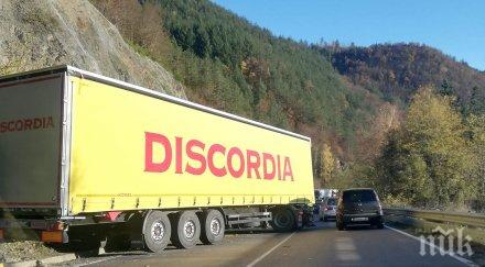 първо пик тир катастрофира пътя софия своге образува голяма тапа снимки