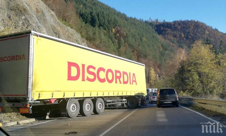 ПЪРВО В ПИК: Тир катастрофира на пътя София-Своге - образува се голяма тапа (СНИМКИ)