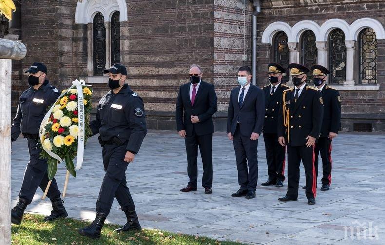 Ръководството на МВР се поклони пред паметта на загиналите български полицаи (СНИМКИ)

 
