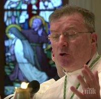 Съдят бивш посланик на Ватикана за опипване на мъже