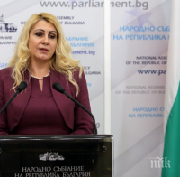 Министър Ахладова отлага конкурса за съдебни изпълнители