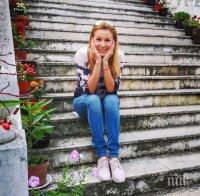 СУЕВЕРИЕ: Бременната Николета Маданска се закичи с червен конец