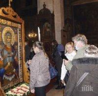 Дариха икона на Свети Мина с вградени мощи на катедралата във Видин