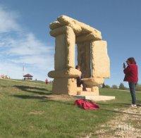 Скулптори ваят от скали хайдути и владетели в Еленския Балкан