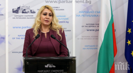 министър ахладова отлага конкурса съдебни изпълнители