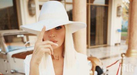 есил дюран превъртя мрежата широко разтворени крака снимка