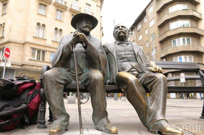 Търговците вече могат да наемат къщички за коледния базар на площад Славейков (СНИМКИ)