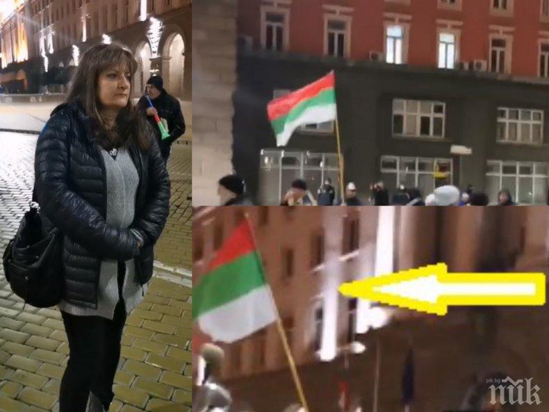 ШОКИРАЩО В ПИК: Майките на Манолова обърнаха българския флаг обратно - искат война! (СНИМКИ)