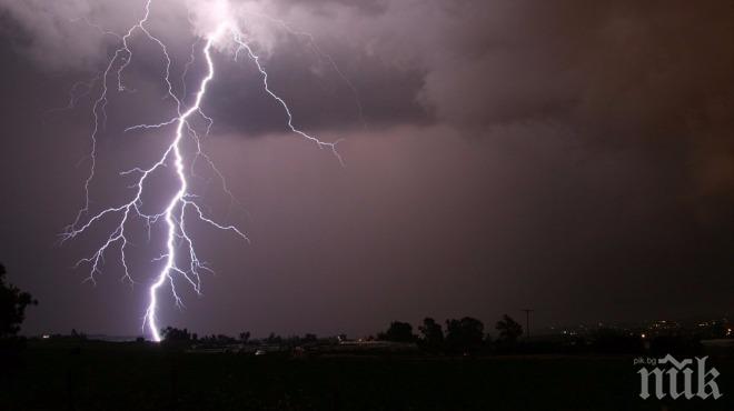 Посолството ни в САЩ с предупреждение за урагана Ета