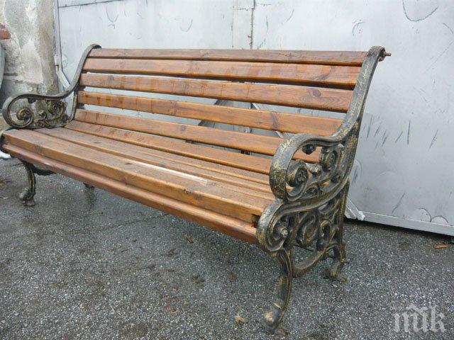 Монтираха специални пейки за социално дистанциране