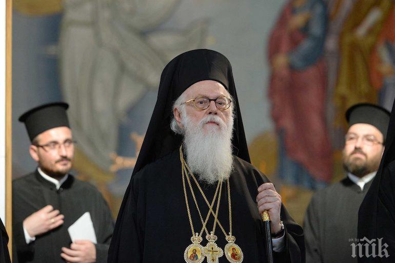 Албанският архиепископ Анастасий е прехвърлен в Атина за лечение от коронавирус