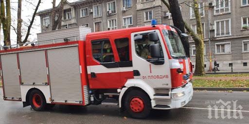ОТ ПОСЛЕДНИТЕ МИНУТИ: Камион пламна в складова база до Пловдив