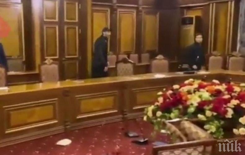Протестиращи нахлуха в сградата на правителството на Армения и устроиха погром (ВИДЕО)