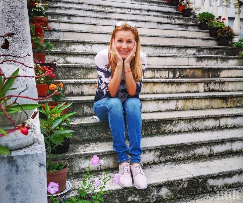 СУЕВЕРИЕ: Бременната Николета Маданска се закичи с червен конец