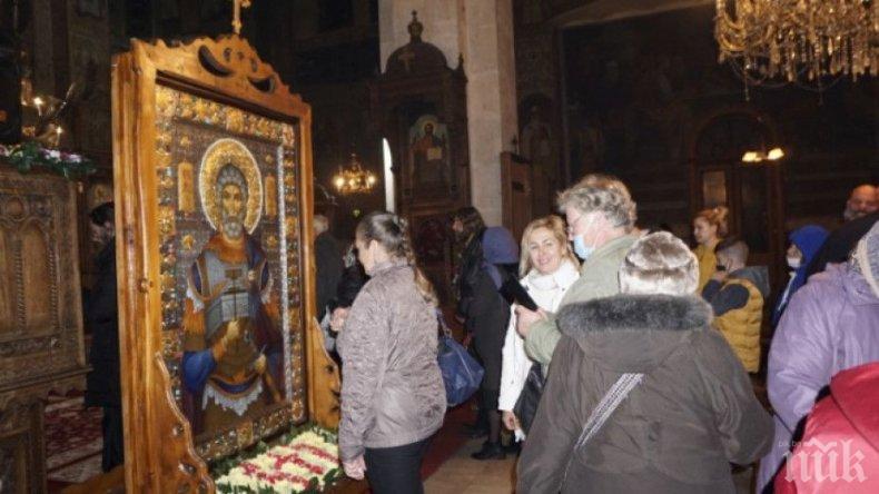 Дариха икона на Свети Мина с вградени мощи на катедралата във Видин