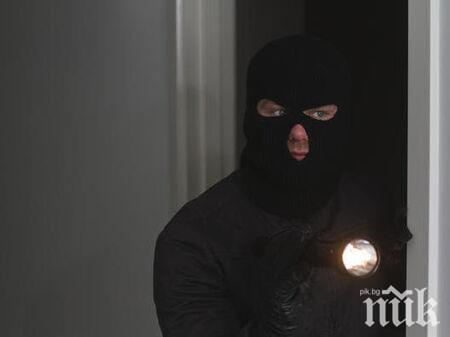 Малолетен открадна куп вещи от кола – вижте какво направи баща му