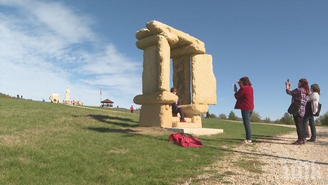 Скулптори ваят от скали хайдути и владетели в Еленския Балкан