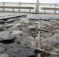 Опасни дупки на Дунав мост при Русе застрашават шофьорите (СНИМКИ)