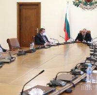 Премиерът Борисов на спешно съвещание с ген. Мутафчийски и щаба: Разчитам на хората – можем да бъдем по-дисциплинирани! (ВИДЕО)