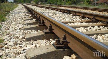 опел разби релси русе двама ранени