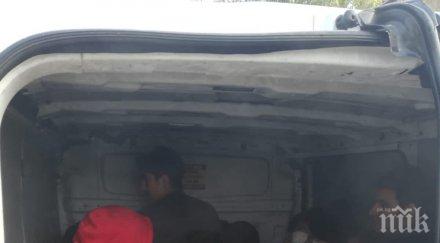 свиленградската прокуратура пипна двама каналджии прекарвали афганистанци пакистанци българия снимки