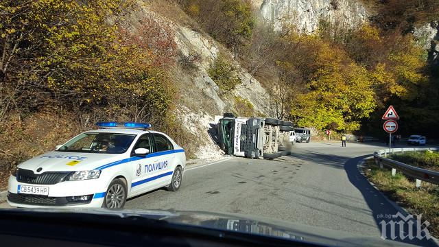 ТИР се обърна при Юговското ханче към Смолян