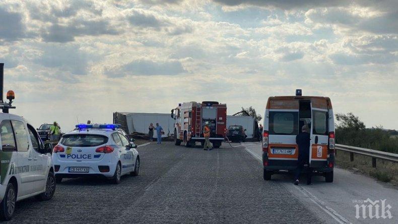 ОТ ПОСЛЕДНИТЕ МИНУТИ: Кърваво меле между ТИР и кола затвори магистрала „Тракия“, има загинал