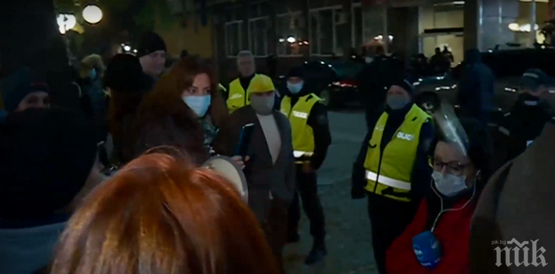 ДИВАЩИНА: Метежниците пред БНТ нападнаха телевизионен екип и удариха репортерка 