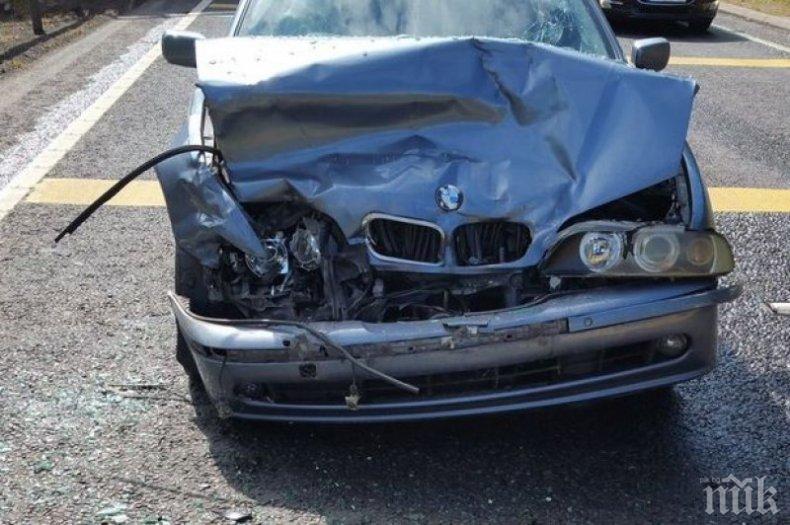 Водачка на БМВ рани трима при маневра в Асеновград