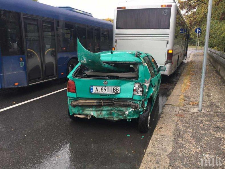 ОТ ПОСЛЕДНИТЕ МИНУТИ: Автобус помля Поло на кръстовище в Бургас, двама са пострадали
