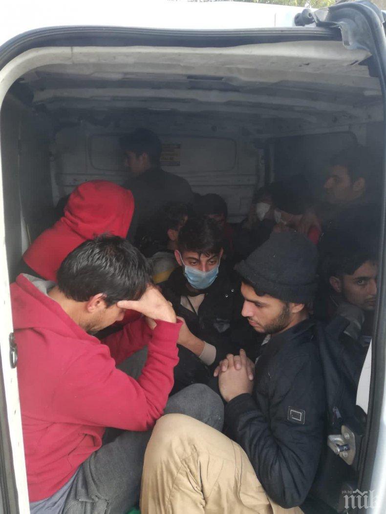 Свиленградската прокуратура пипна двама каналджии, прекарвали афганистанци и пакистанци през България (СНИМКИ)