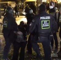 365 задържани на протест срещу мерките заради COVID-19 в Берлин