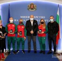 Кралев награди медалистите от световното първенство по самбо Кралев награди медалистите от световното първенство по самбо