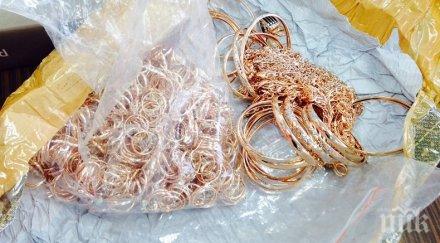 шокиращо племенник открадна златото леля щракнаха белезниците