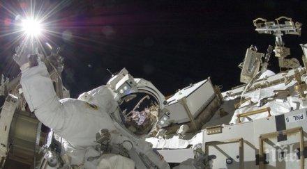 живо двама руски астронавти излязоха космическа разходка видео