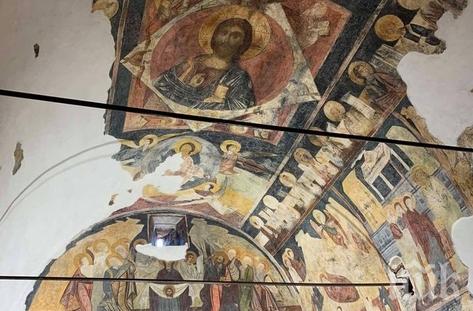 Завършила е реставрацията на стенописите на два старинни храма в Кюстендилско